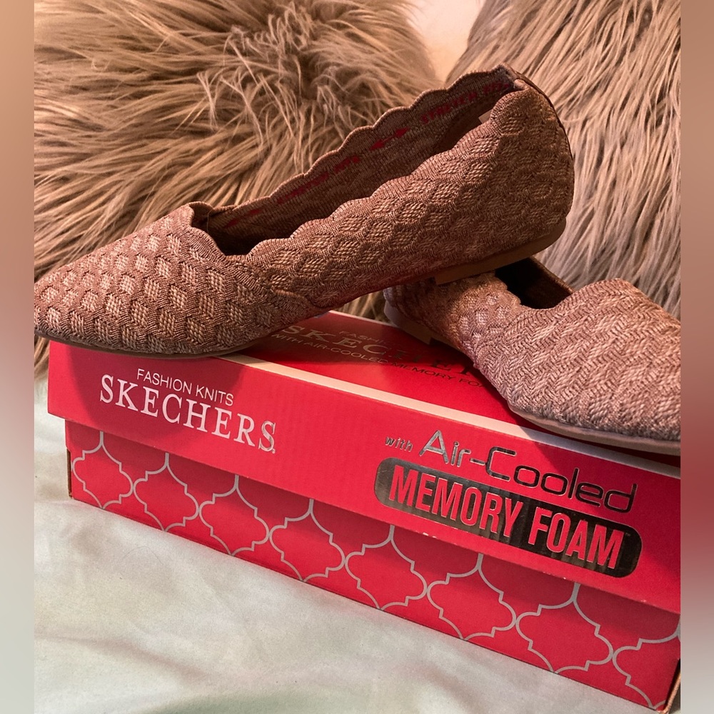 NWT -Sketchers- Cleo stretch flats. Taupe honeycomb fabric. Machine wash size 8